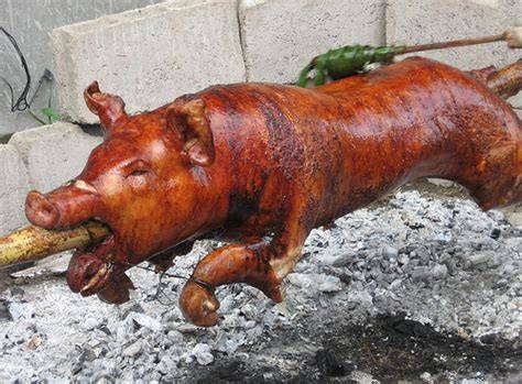 grilované sele na venkovním grilu