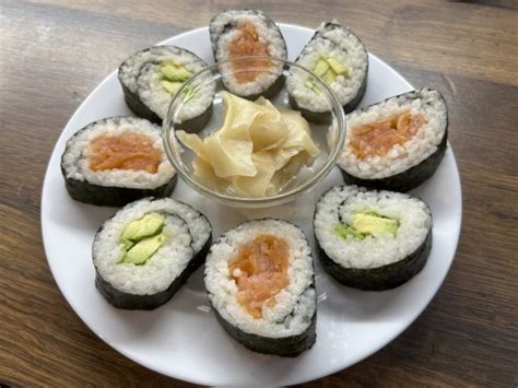 Domácí sushi bez řasy na bambusové podložce