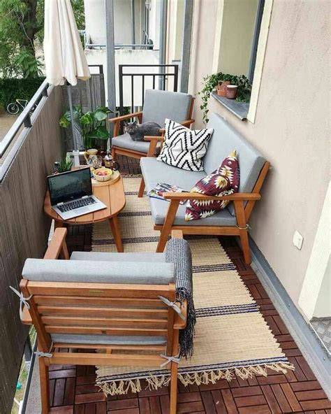 malý balkon se skládacím nábytkem