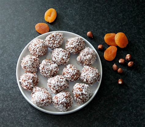 Datlové bonbóny s ovocem a kokosem