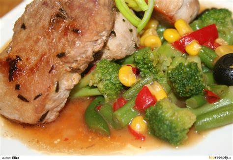 Tuňákový steak se středomořskou zeleninou