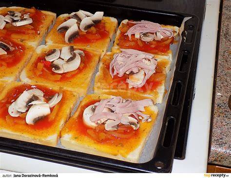 Pizza z toustového chleba se šunkou a sýrem