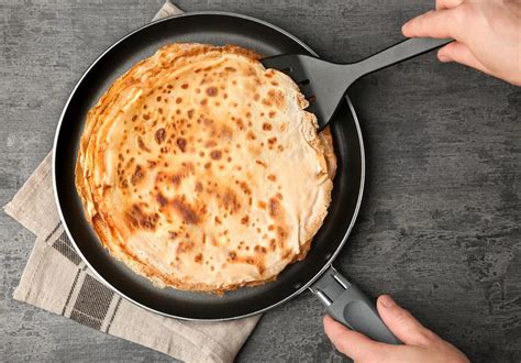 příprava proteinových palačinek na pánvi