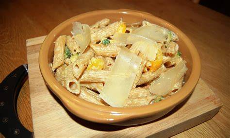 celozrnné rýžové penne v misce