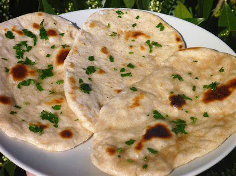 Indické placky naan na litinové pánvi