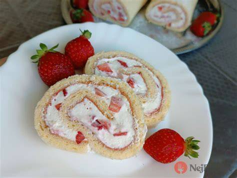 Pastelové palačinkové rolády s jahodami