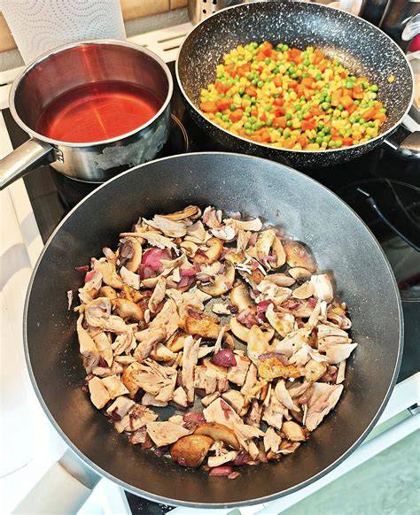 Restování kuřecích nudliček se zeleninou