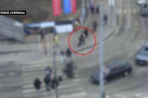 cyklisté přijíždějí k vesnické hospodě
