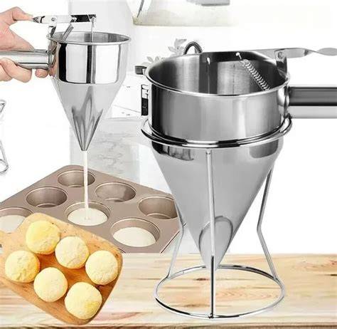 nerezový dávkovač těsta při plnění muffinů