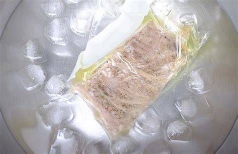 Ledová lázeň pro zchlazení sous-vide masa
