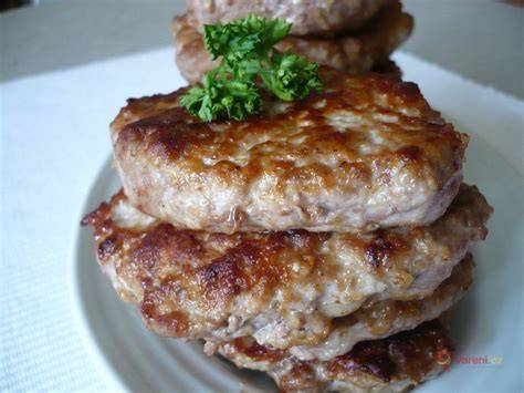 Grilovaný steak z mletého hovězího masa