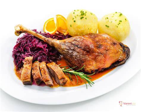 svatomartinská husa se zelím a knedlíky