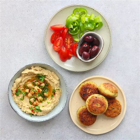 falafel s hummusem a zeleninou