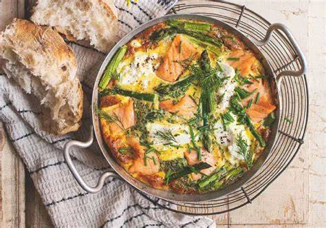 Frittata s uzeným lososem a chřestem