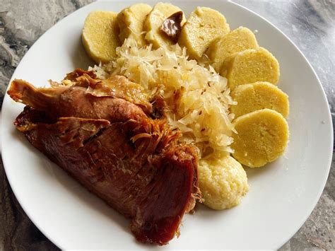 Servírování masa se zelím a knedlíky