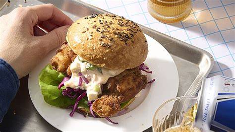 Hamburger se zelným salátem a vejcem