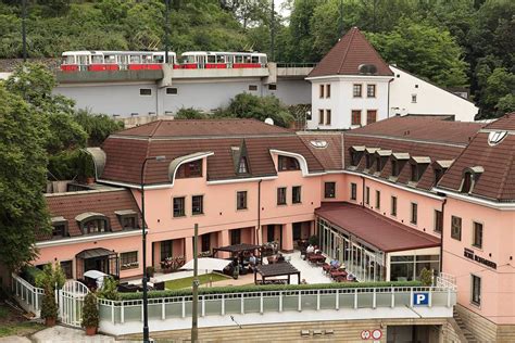 Osvícená hotelová terasa večer