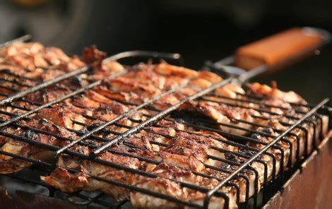 grilování vepřových burgerů na roštu
