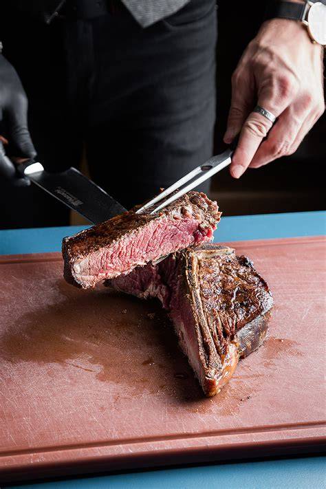 Steak na otevřeném grilu v restauraci