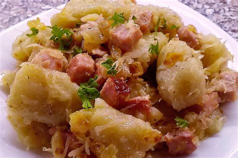 chlupaté knedlíky s masem a zelím
