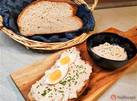 Houbová pomazánka na čerstvém chlebu