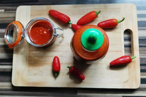 Červené chilli papričky a domácí omáčka