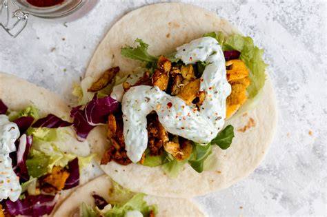 Kebab v tortille se zeleninou a omáčkou