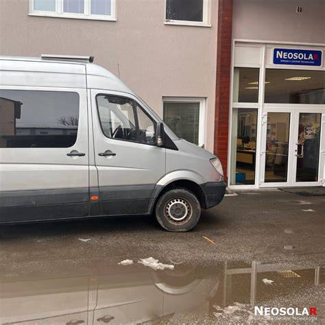 Vejce na dveřích Babišova obytného vozu