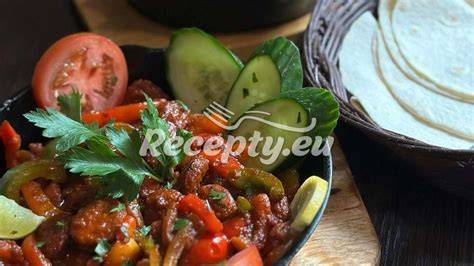 Hovězí fajitas s tortillami a zeleninou