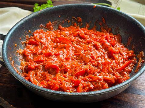 Opečená paprika a cibule na pánvi