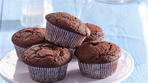 Čokoládové muffiny v papírových košíčcích