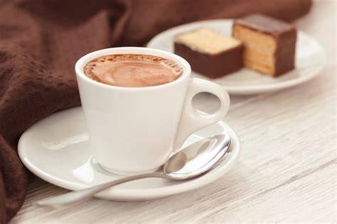 Italské espresso se sušenkou