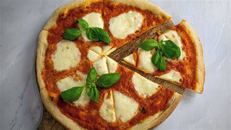 domácí pizza s rajčaty mozzarellou bazalkou