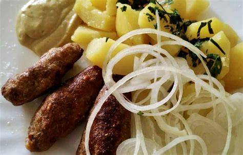 Čevabčiči z trouby s cibulí