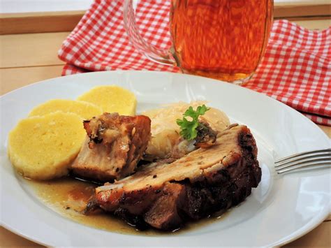 Pečený vepřový bůček s knedlíkem a zelím