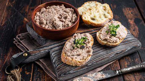 Kachní rillettes na opečeném chlebu