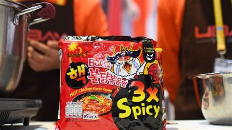 Korejské instantní nudle s omáčkou v misce