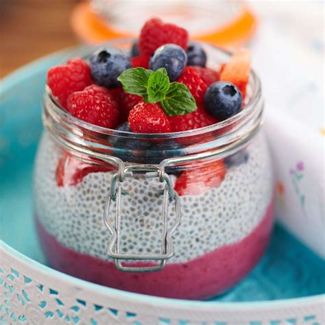 Chia pudink v misce s ovocem