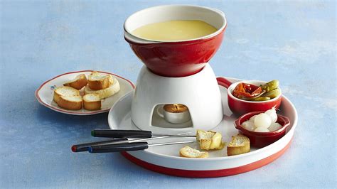 domácí sýrové fondue uprostřed stolu