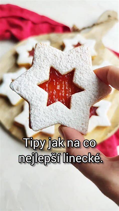 Vyvalování lineckého těsta moučkovým cukrem