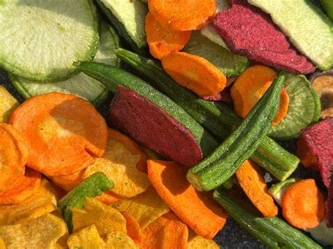vakuově smažená zelenina chipsy