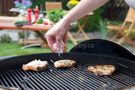 vepřový steak s kapustou na grilu