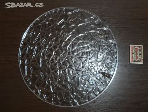 nasazení poklopu na dortový podnos