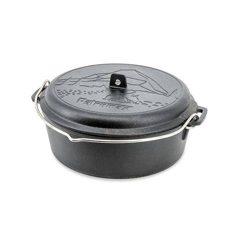 Litinový Dutch oven nad táborovým ohněm