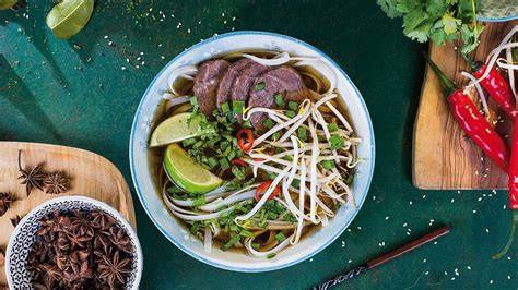 vietnamská polévka pho nudle bylinky
