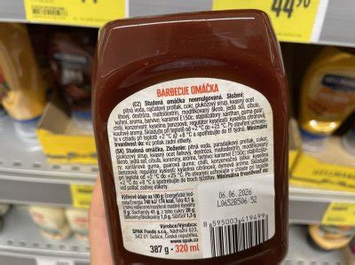 výběr BBQ omáček v českém supermarketu