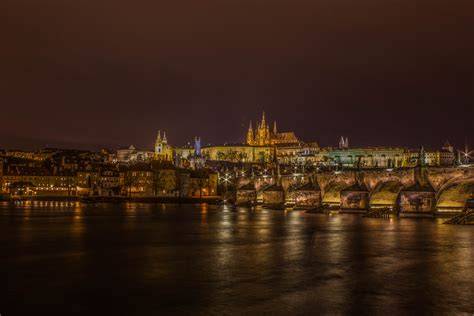Večerní panorama Prahy z Vltavy