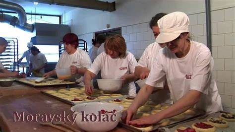 Výroba rohlíku v průmyslové pekárně