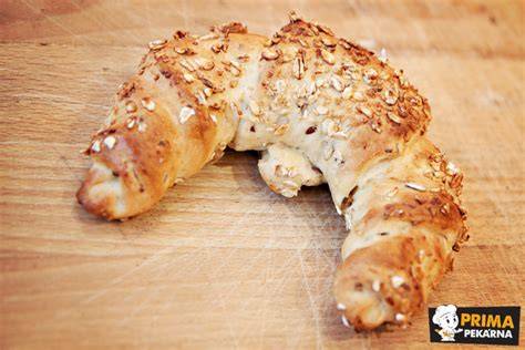 Sladké pečivo croissant loupák tartaletka