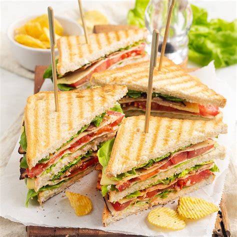 Club sandwich s kuřetem vejcem slaninou hranolky